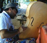ユバ出身の楽器制作者弓場健作さんが毎年アメリカから帰郷して弦楽器を作成している。