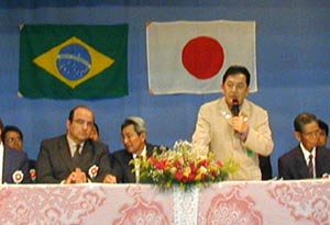 アリアンサ移住地入植８０周年記念式典で挨拶する田中康夫長野県知事。