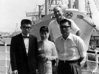1961年、小原久雄・明子夫妻を出迎える中林敏彦氏と弓場勇（後）