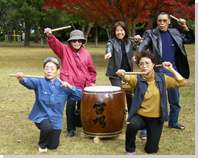 支援グループの若者たちと太鼓の稽古に励む熊本県菊池恵楓園の人たち。