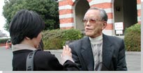 菊池恵楓園に住む西日本原告団副団長の志村康さん（写真右）